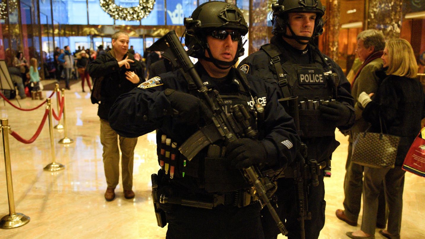 Degli ufficiali della polizia della città di New York pesantemente armati pattugliano all'interno dell'edificio Trump Tower di New York. Credit: REUTERS/Darren Ornitz