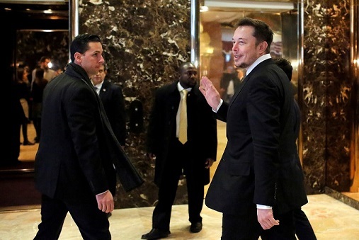 Elon Musk: “Ci sono buone probabilità che finiremo con l’avere un reddito minimo universale”. REUTERS/Andrew Kelly 