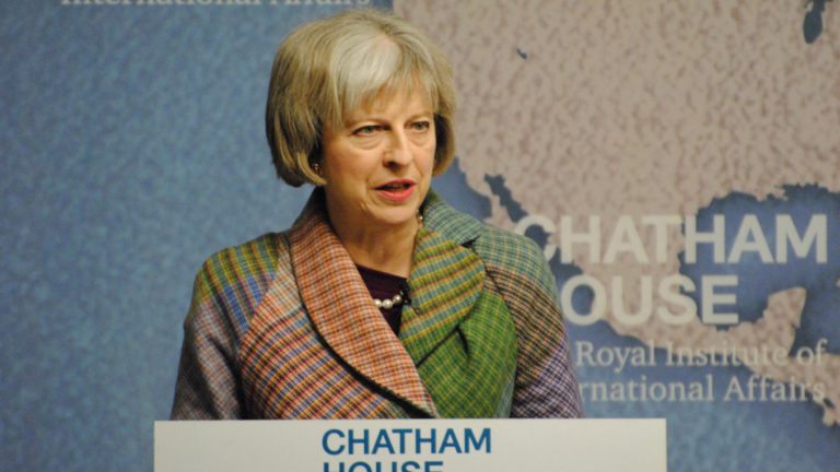 Theresa May, il Primo Ministro britannico, ha promesso di fare un “passo in avanti nello sradicare l’antisemitismo”. Credit: Chatam House 
