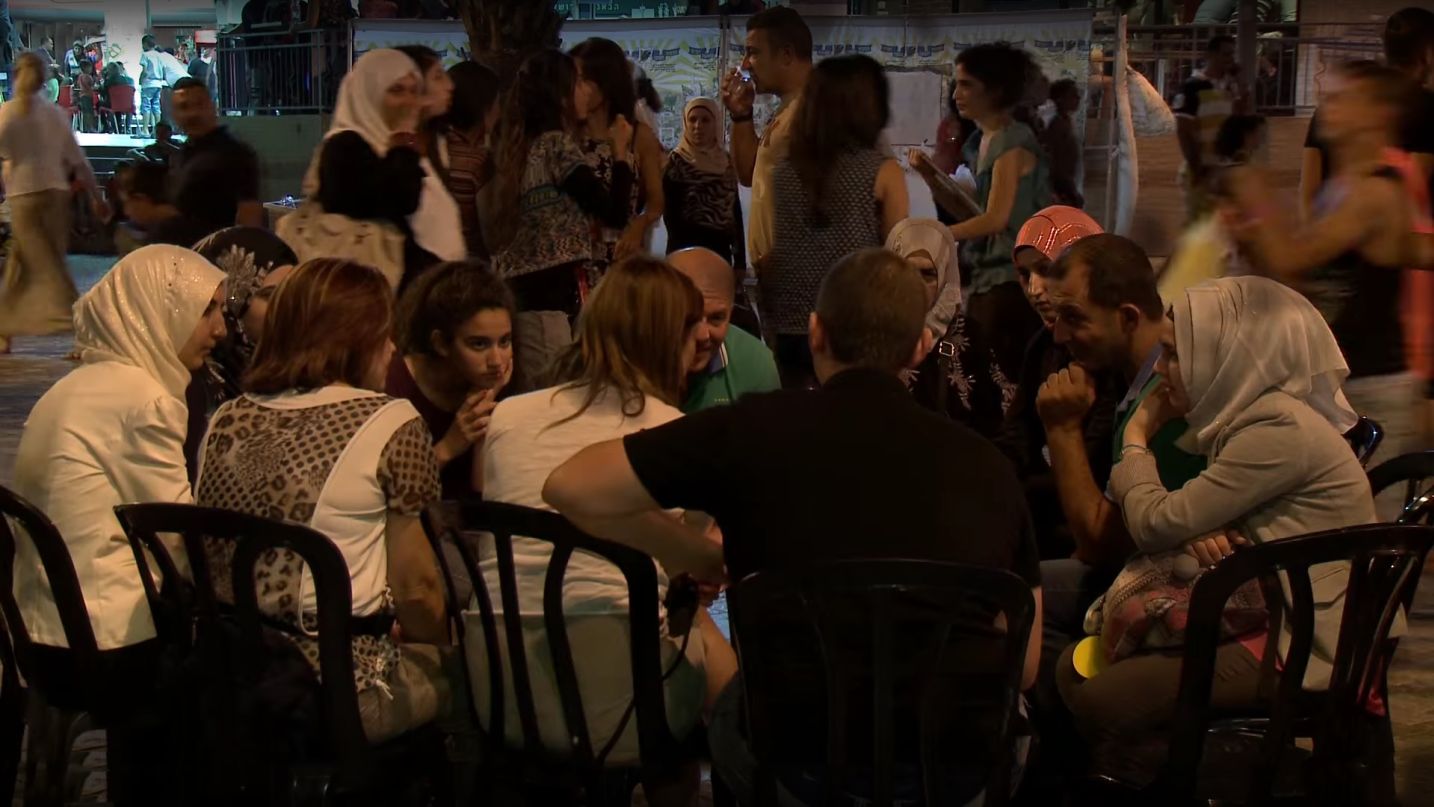 Arabi ed Ebrei in un Cerchio di Connessione in Eilat, estate 2014