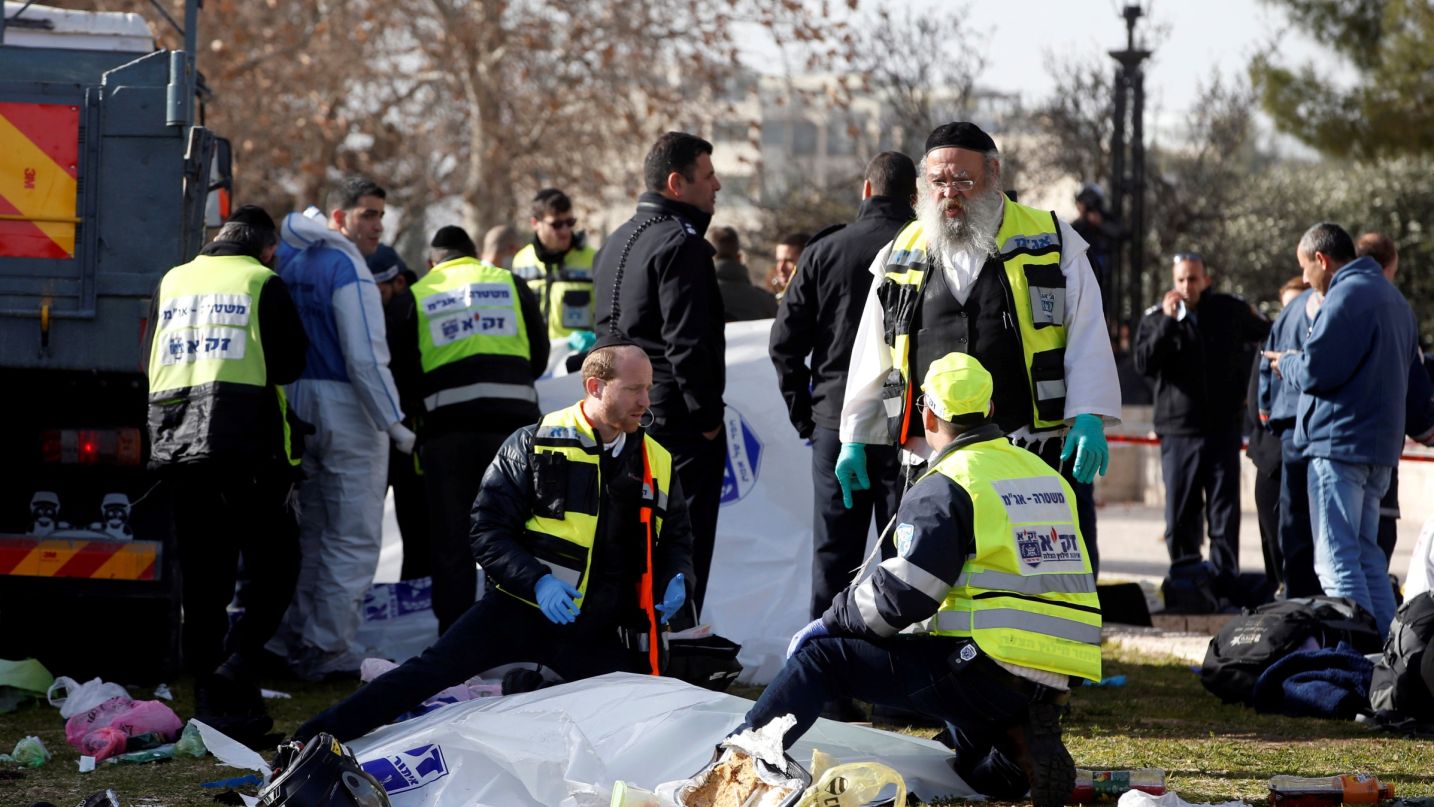 Forze di soccorso israeliane a lavoro sulla scena di un attacco terroristico avvenuto con un camion a Gerusalemme, 8 gennaio 2017 Credit:REUTERS/Ronen Zvulun. 