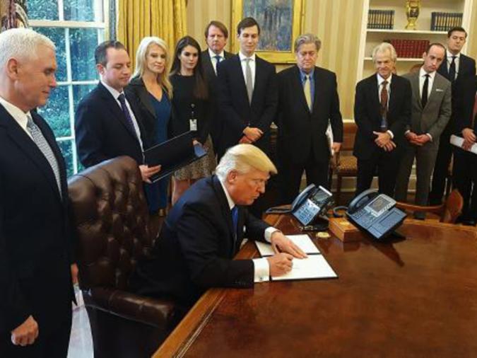 Donald Trump firma un decreto per la ripresa della costruzione degli oleodotti Keystone XL e Dakota Access. Fonte: account Twitter di Donald Trump.