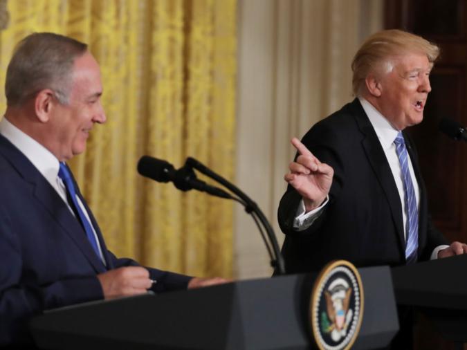 Il Presidente degli Stati Uniti Donald Trump (destra), sorride con il Primo Ministro israeliano Benjamin Netanyahu in una conferenza stampa congiunta alla Casa Bianca a Washington, Stati Uniti, 15 febbraio. Credit: 2017 REUTERS / Carlos Barria. 
