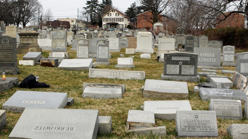  Lapidi a terra dopo che alcuni vandali le hanno spinte dalle loro basi nel Mount Carmel Cemetery, Philadelphia, 27 febbraio 2017 Credit: REUTERS/Tom Mihalek.
