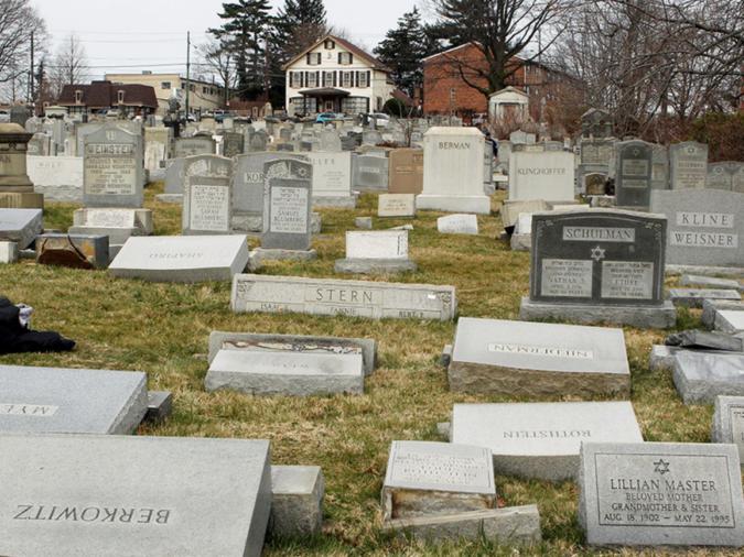 Lapidi a terra dopo che alcuni vandali le hanno spinte dalle loro basi nel Mount Carmel Cemetery, Philadelphia, 27 febbraio 2017 Credit: REUTERS/Tom Mihalek 