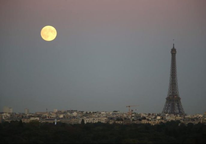 Una super-luna sorge nel cielo vicino ala torre Eiffel come si vede da Suresnes, Parigi occidentale. (photo credit: REUTERS)