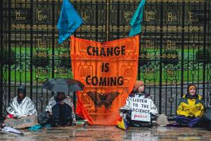 Vier Aktivisten der Extinction Rebellion Glasgow University schließen sich am 29. Oktober 2021 in Glasgow, Schottland, am Memorial Gate der University of Glasgow ein.