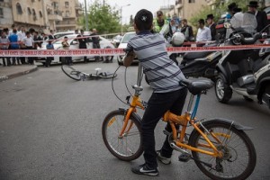 Police is at the scene where a public bus hit a young boy while he was riding his bicycle at Shmuel HaNavi Street in Jerusalem on April 10, 2016, the boy was declared dead in the trauma room. Photo by Yonatan Sindel/Flash90 *** Local Caption *** úàåðú ãøëéí éìã àåôðééí úìîéãéí ùîåàì äðáéà àåèåáåñ