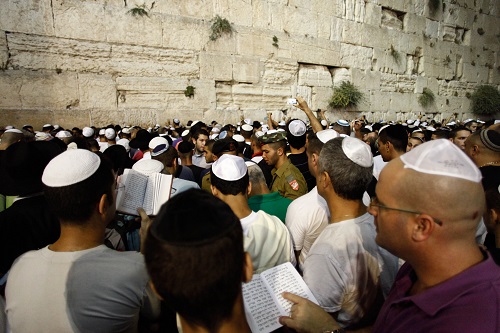Thousands of Jewish people gather for a mass prayer for forgivness (slichot) at Western Wall in Jerusalem's old city, at night before Yom Kippur, Thursday, September 12, 2013. Jewish Day of Atonement, the holiest day in the Jewish calendar, is a 25-hour period of fasting and intense reflection and prayers where the central theme is atonement that begins on Friday after sunset. Photo by Flash90. *** Local Caption *** éåí ëéôåø ëåúì îòøáé ñìéçåú úôéìä