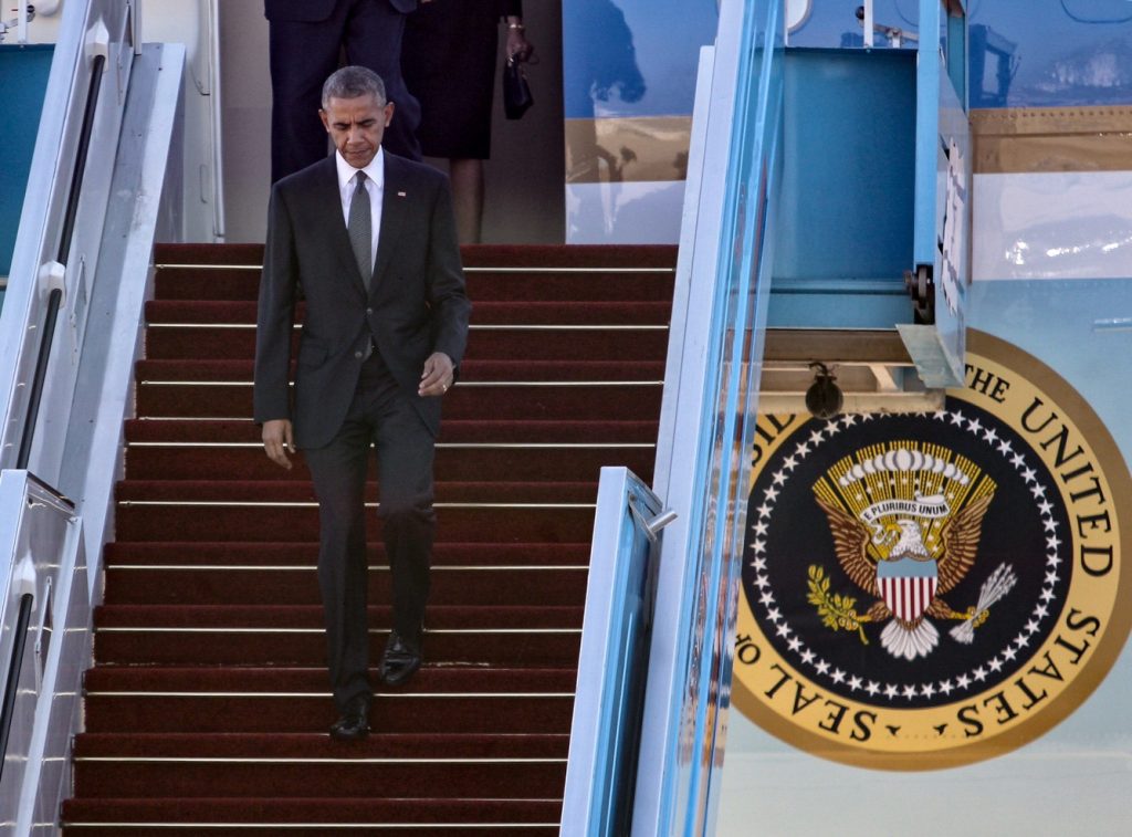 US President Barack Obama arrives at Ben Gurion Airport in Tel Aviv as he makes his way to the State funeral ceremony for late former President Shimon Peres at Mount Herzl, in Jerusalem, on September 30, 2016. Peres was hospitalized in the Sheba Medical Centre on September 13, 2016, after suffering a stroke, and passed 2 days ago at the age of 93. Photo by Koko/Israel Airport Authority *** Local Caption *** áø÷ àåáîä ùîòåï ôøñ äø äøöì ìååéä äìååéä îîìëúéú