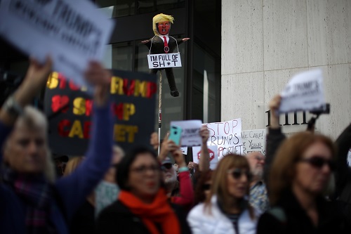 אנשי "הסדר החדש" - דמוקרטים המקדשים את ערכי הליברליזם והפלורליזם - יצאו לרחובות אמריקה במחאת ענק כנגד אנשי "הסדר הישן"(צילום: רויטרס)