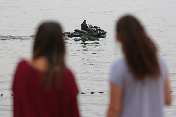 "במרחק של מטרים ספורים ממוקד החיפושים החגיגה נמשכה. צעירים רבים שוטטו עם כוס שתייה ביד, בקבוקי אלכוהול רבים פזורים סביבם, ורובם – כך נראה – היו שיכורים לחלוטין או מסוממים" (צילום: פלאש 90) 