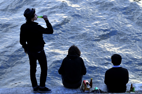 Young French seen on the banks of the "Seine" river in Paris, France. January 16, 2011. Photo by Serge Attal/FLASH90 *** Local Caption *** ôøéæ öøôú àìëåäåì ñï
