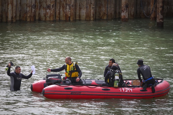 "במרחק של מטרים ספורים ממוקד החיפושים החגיגה נמשכה. צעירים רבים שוטטו עם כוס שתייה ביד, בקבוקי אלכוהול רבים פזורים סביבם, ורובם – כך נראה – היו שיכורים לחלוטין או מסוממים" (צילום: פלאש 90) 