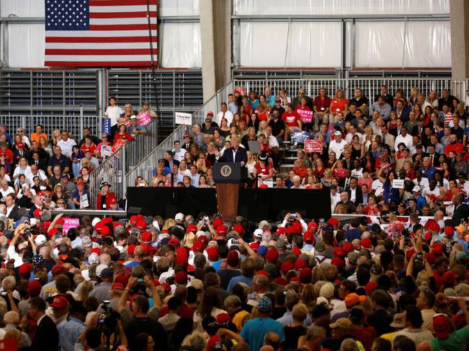 Il Presidente degli Stati Uniti Donald Trump mentre tiene un raduno di "Make America Great Again" ad Orlando-Melbourne International Airport di Melbourne, Florida, Stati Uniti 18 febbraio 2017. Credit: REUTERS / Kevin Lamarque. 