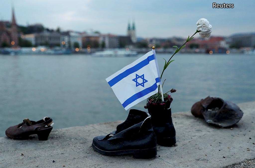 причал с пустыми ботинками в День памяти жертв Катастрофы
