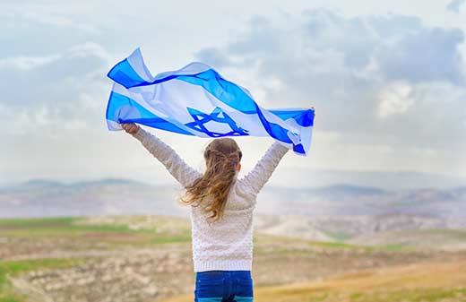 Девушка, с развевающимся флагом Израиля - символ независимости