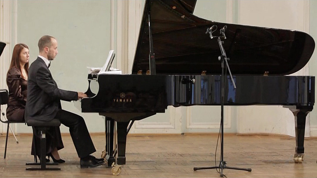 Пианист за роялем проникся глубоким смыслом музыки, мелодии Бааль Сулама