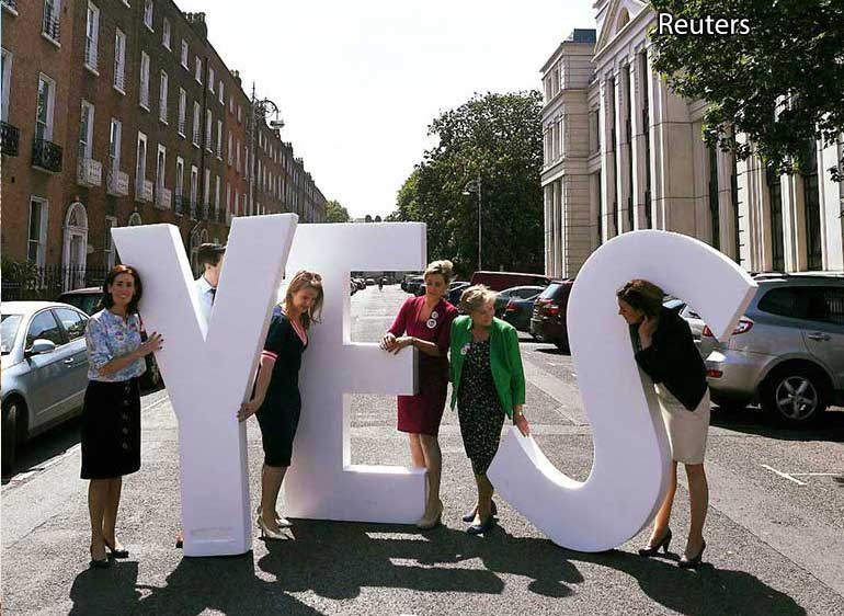 свобода личности у женщин стоящих вокруг букв YES