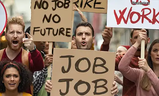 Проблема капитализма: массовая безработица людей с плакатами на улице